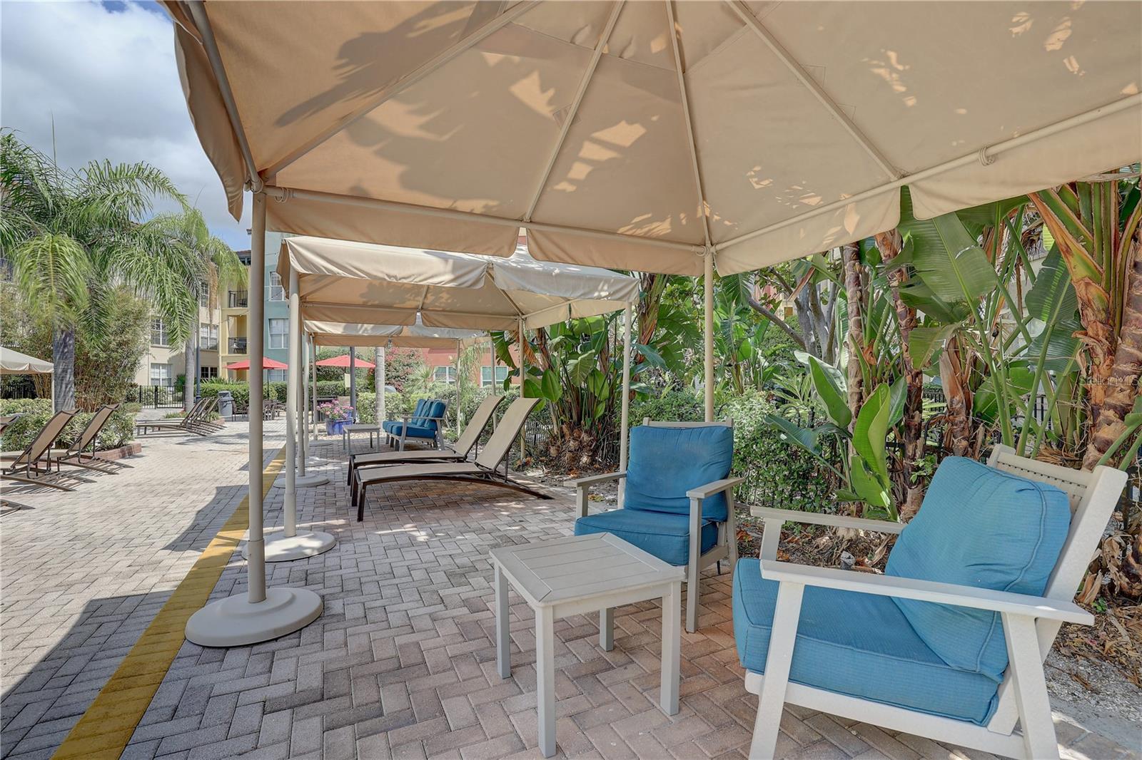 Image 23 of 41 For 2402 Azeele Street W 412