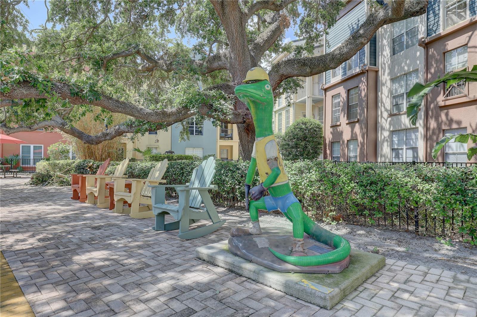 Image 24 of 41 For 2402 Azeele Street W 412