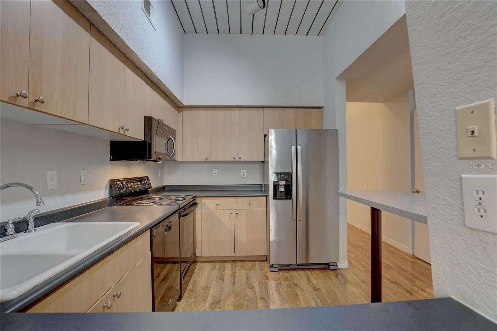 Image 3 of 41 For 2402 Azeele Street W 412