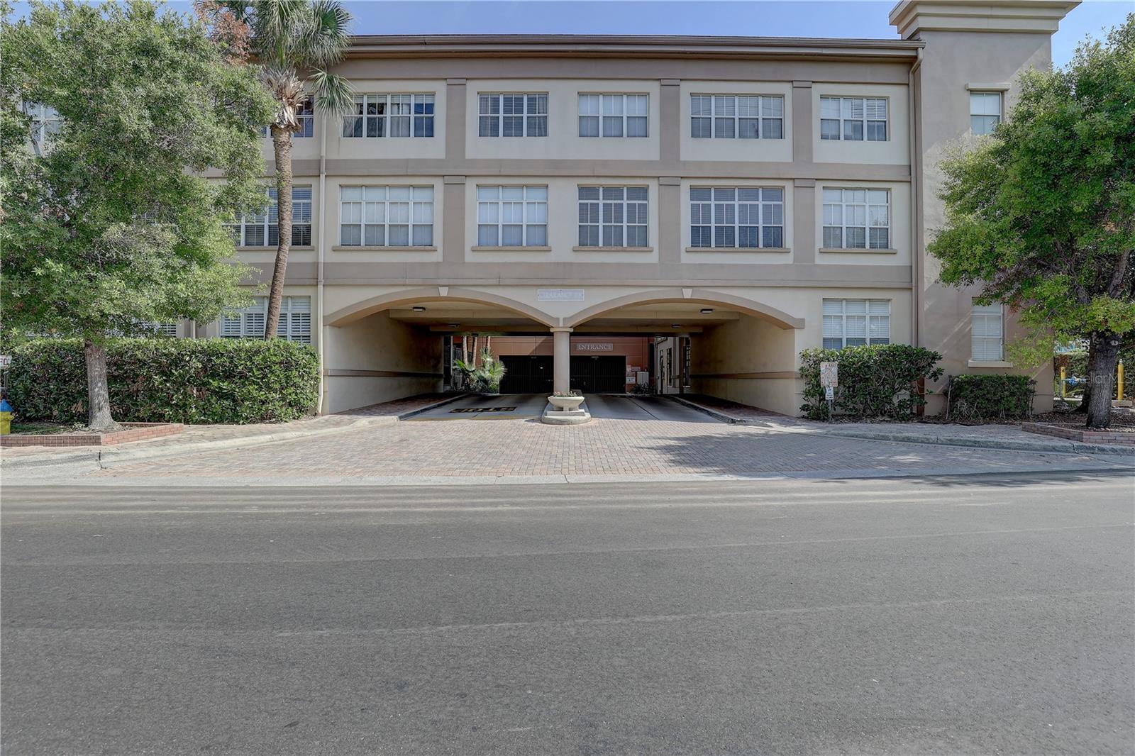 Image 30 of 41 For 2402 Azeele Street W 412