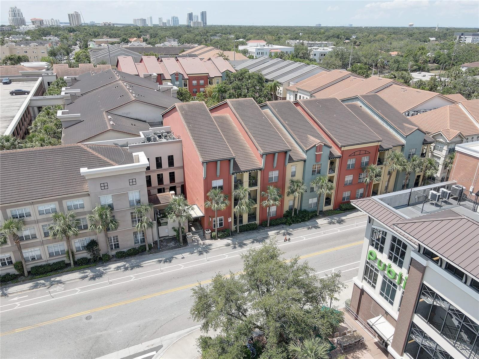 Image 32 of 41 For 2402 Azeele Street W 412