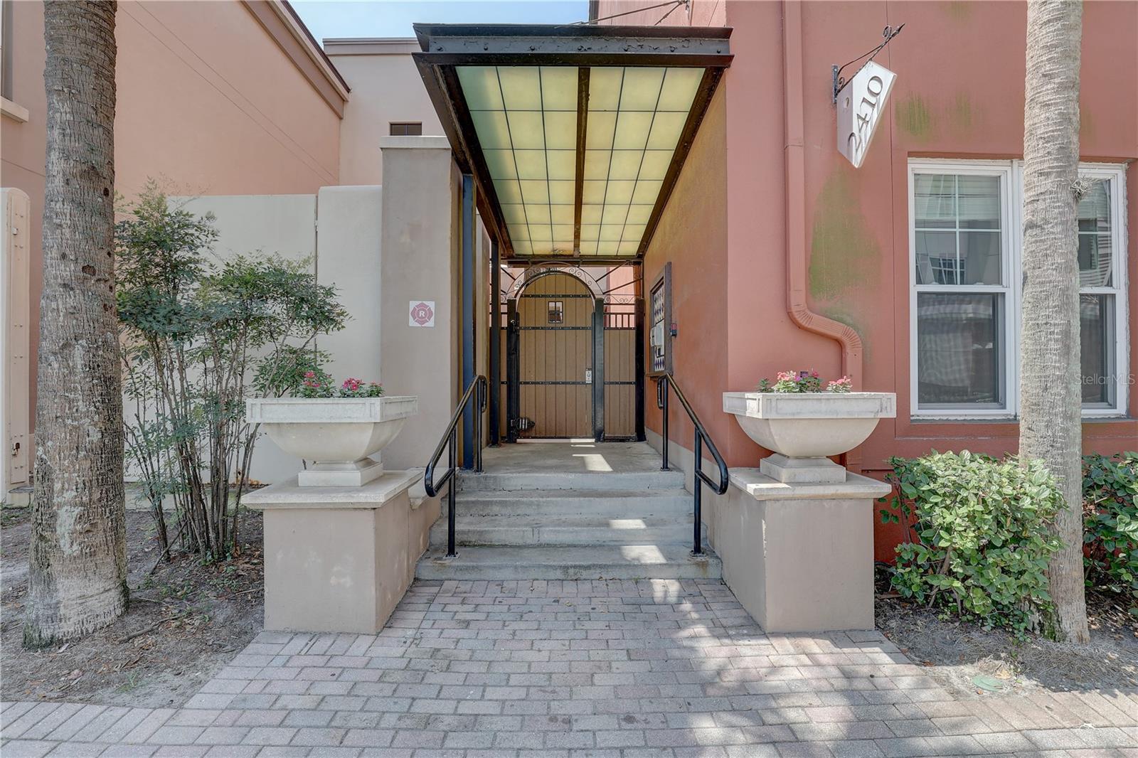 Image 35 of 41 For 2402 Azeele Street W 412