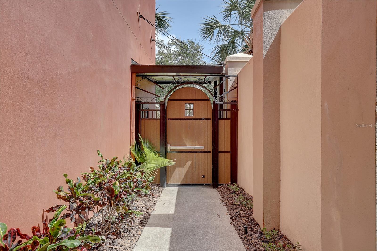 Image 36 of 41 For 2402 Azeele Street W 412