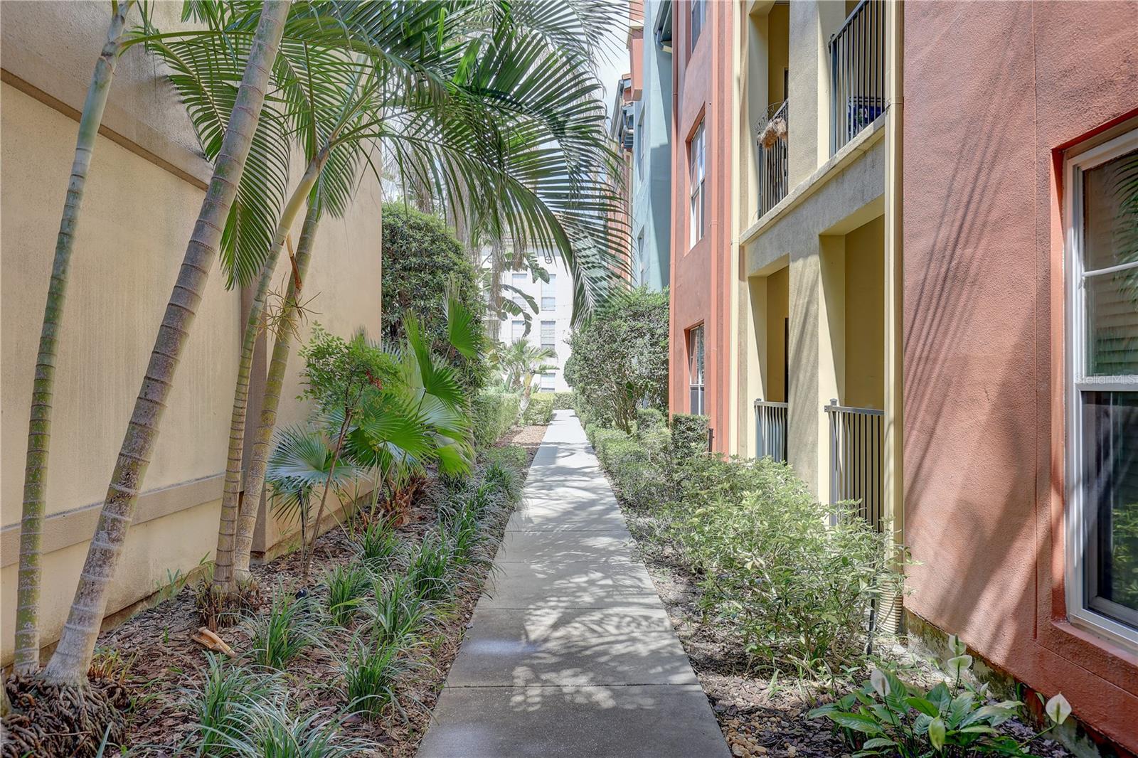 Image 37 of 41 For 2402 Azeele Street W 412