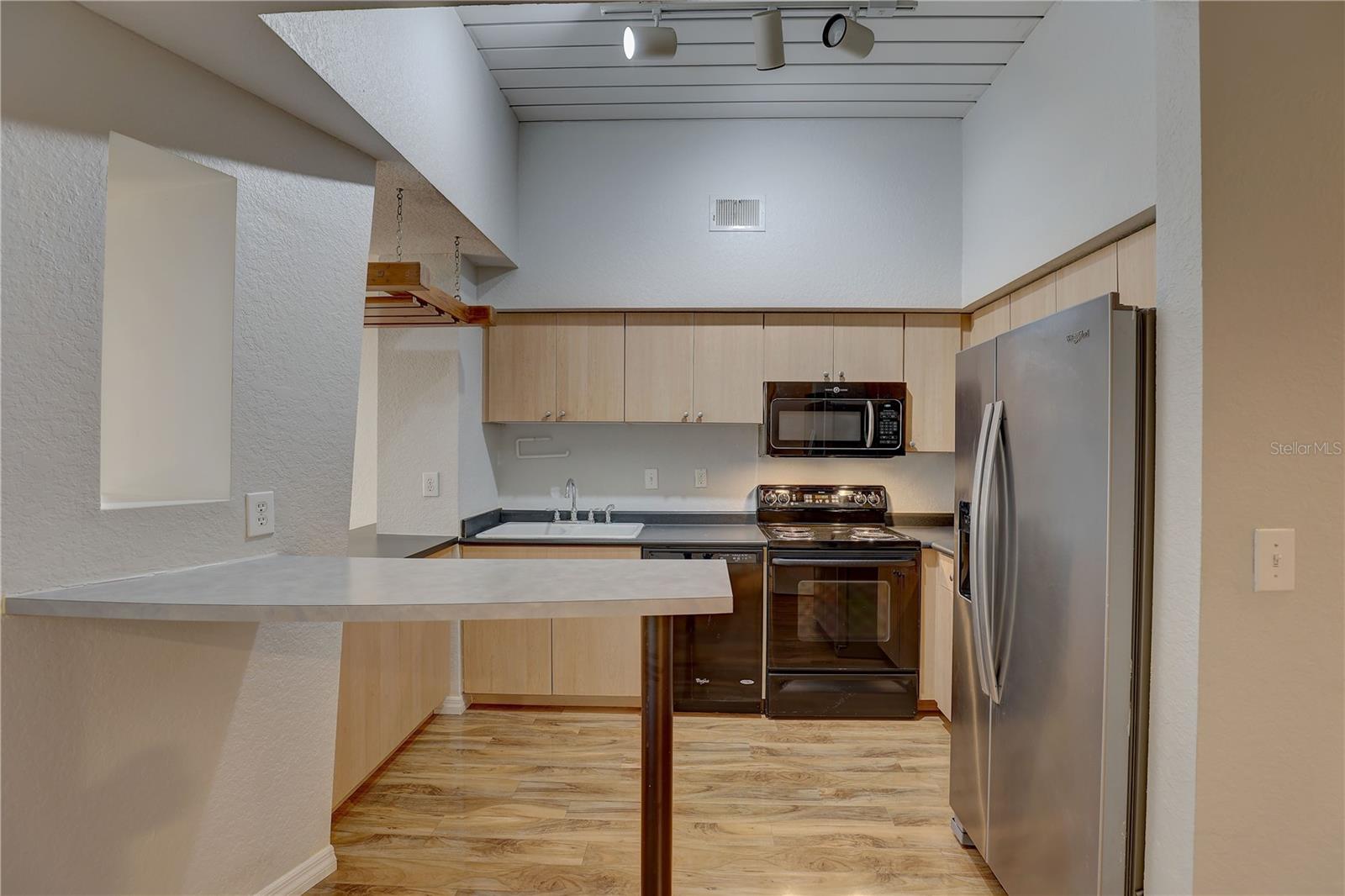 Image 6 of 41 For 2402 Azeele Street W 412