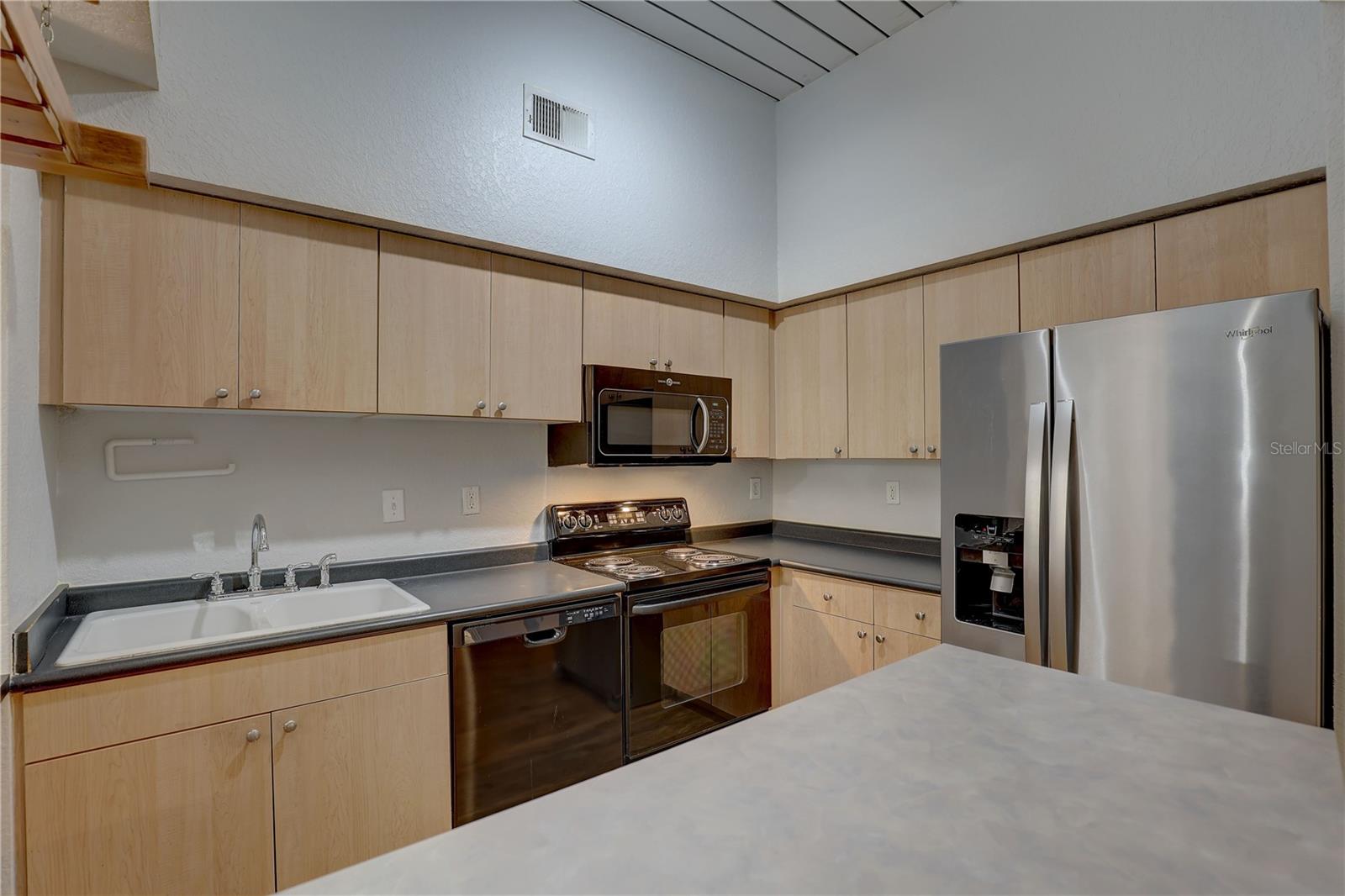 Image 7 of 41 For 2402 Azeele Street W 412