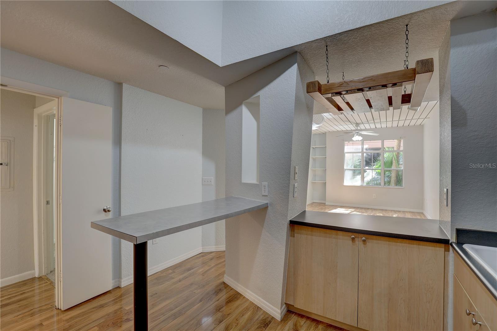 Image 8 of 41 For 2402 Azeele Street W 412