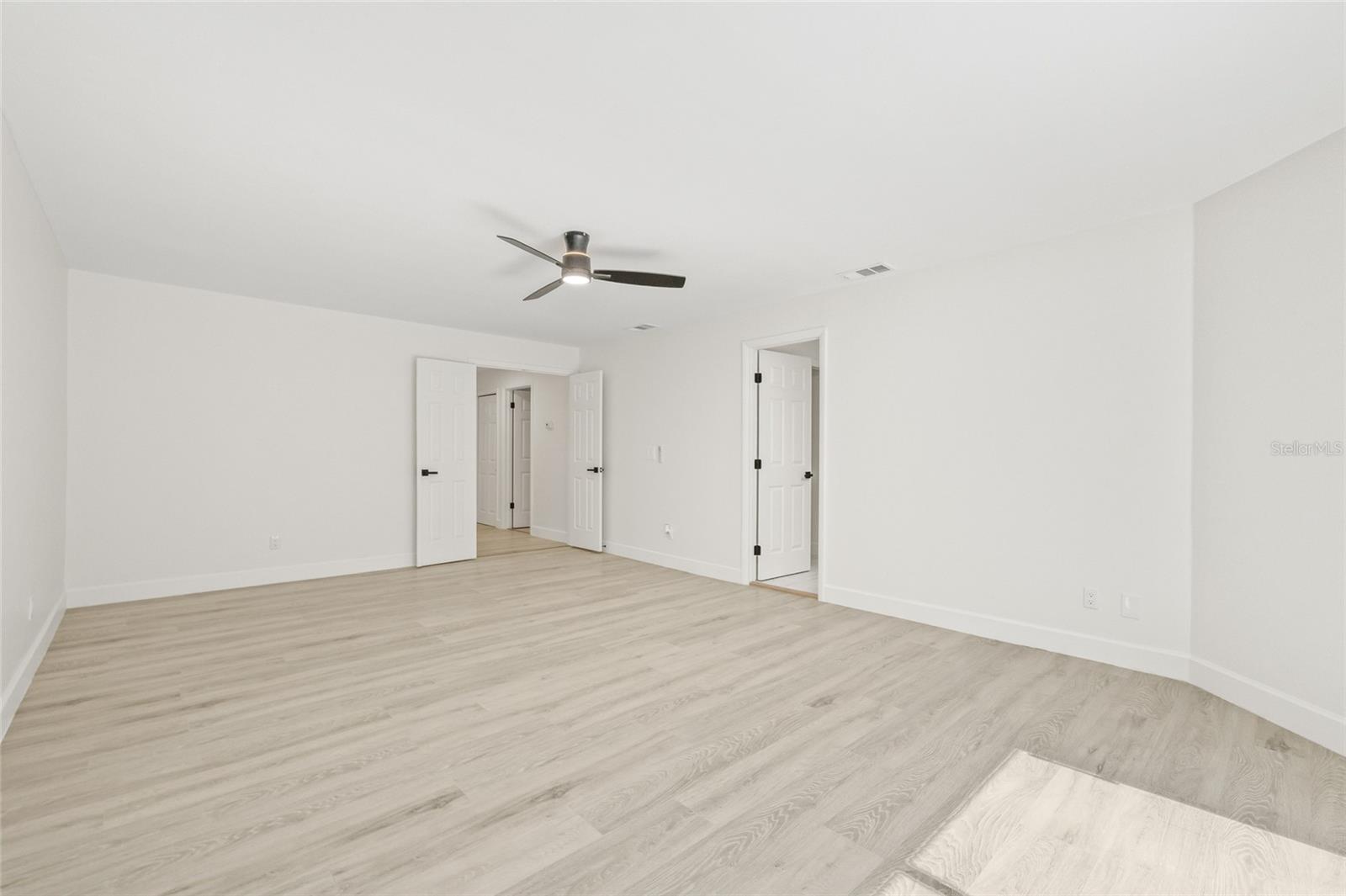 Image 23 of 46 For 13934 Clubhouse Circle 8