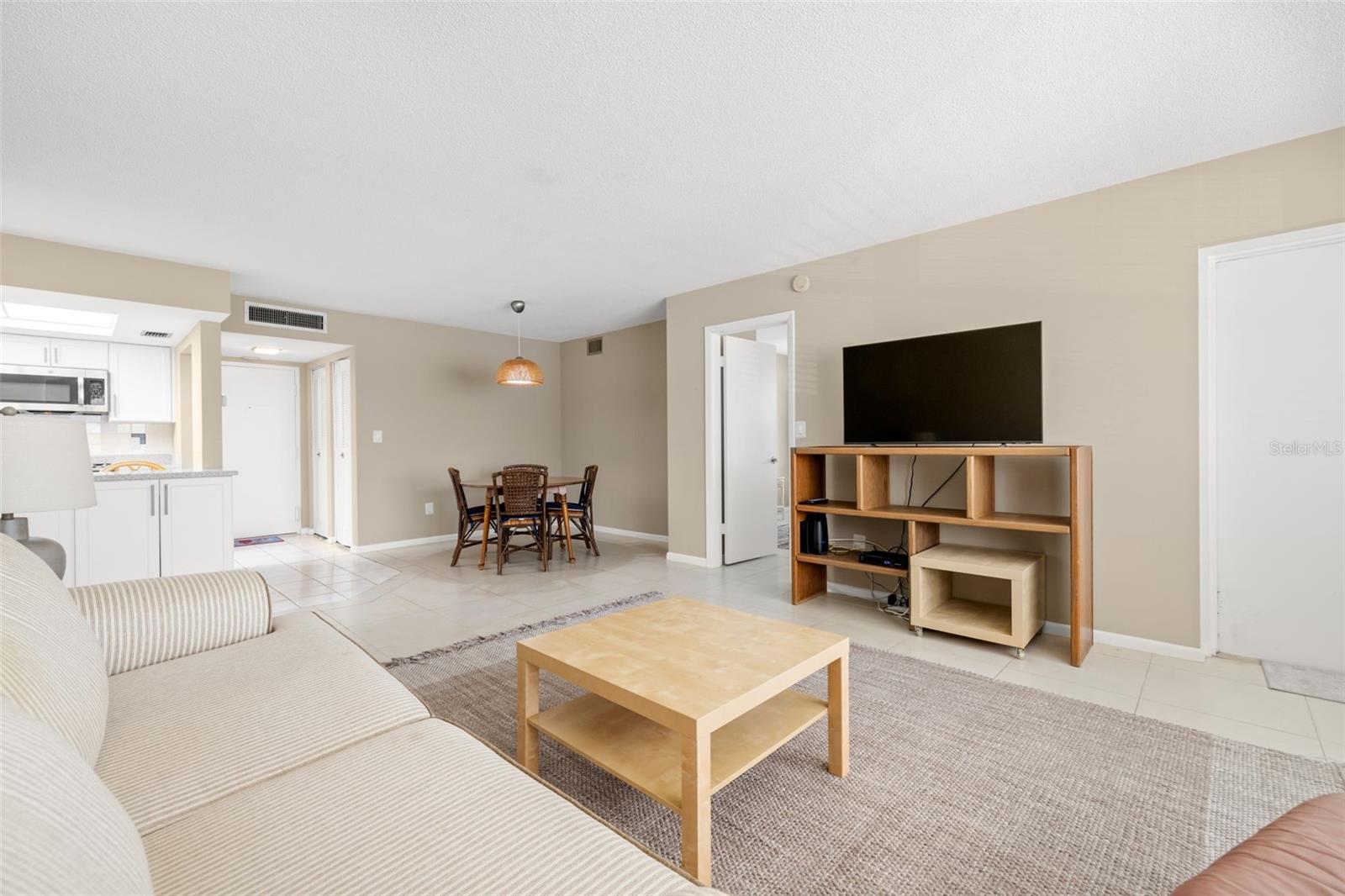 Listing photo id 3 for 5220 Brittany Drive S 309