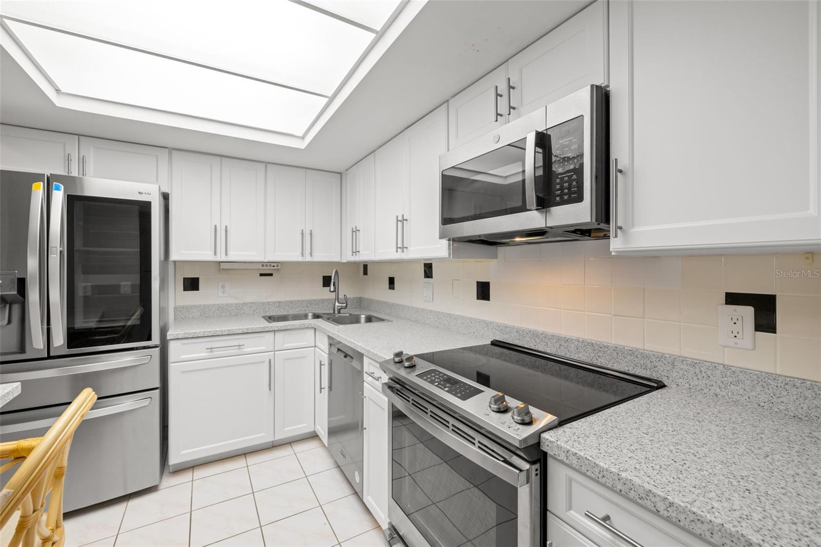 Listing photo id 7 for 5220 Brittany Drive S 309