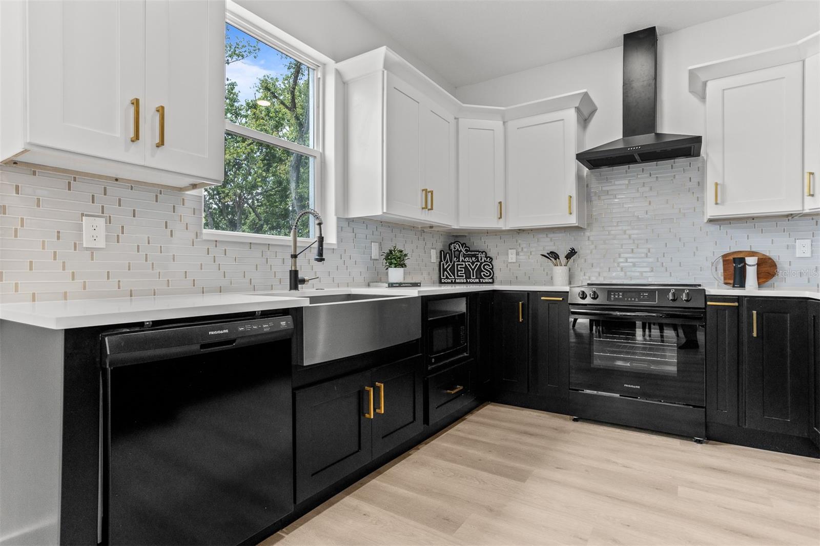 Image 17 of 43 For 925 Chelsea Street