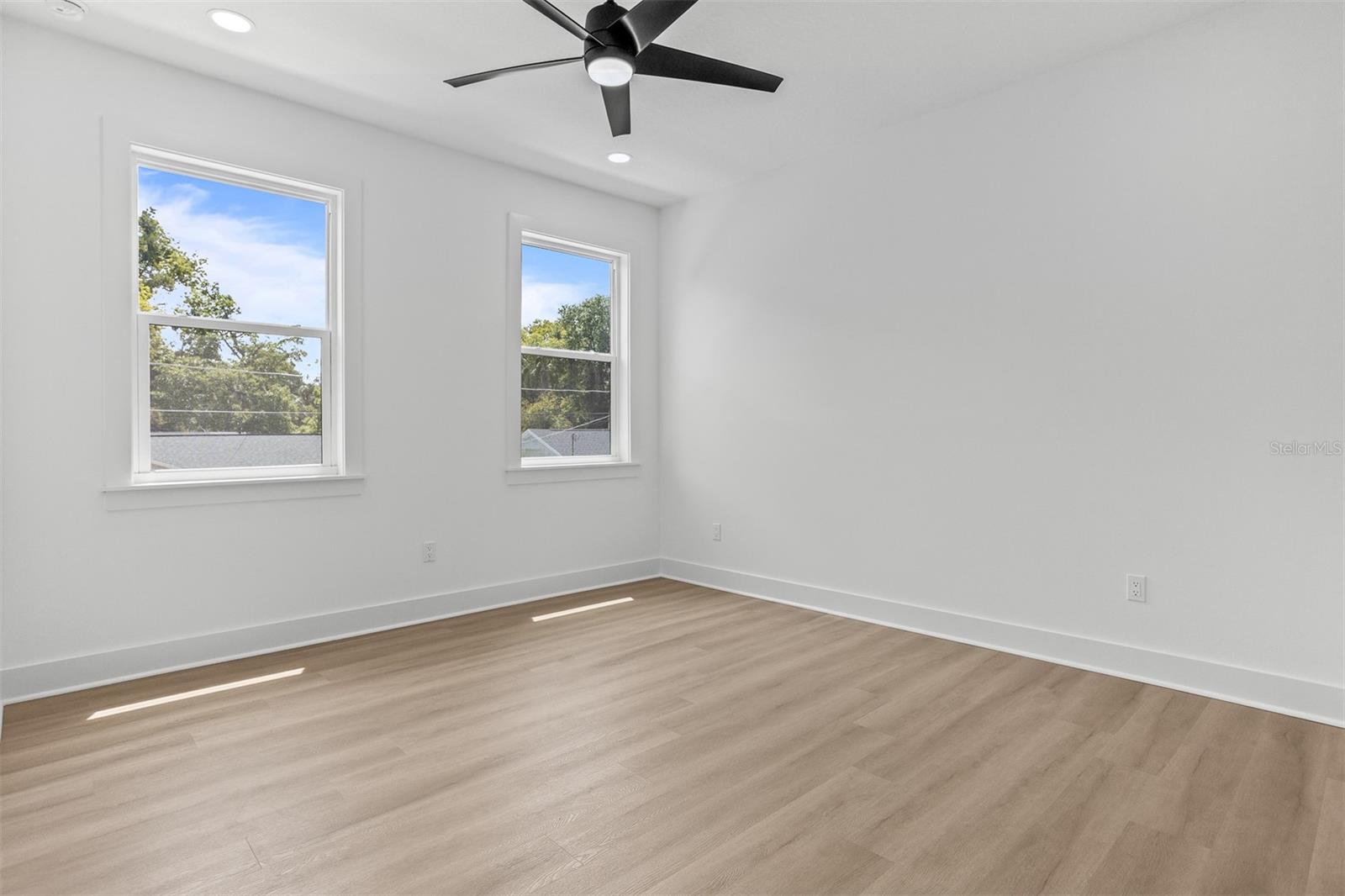 Image 28 of 43 For 925 Chelsea Street