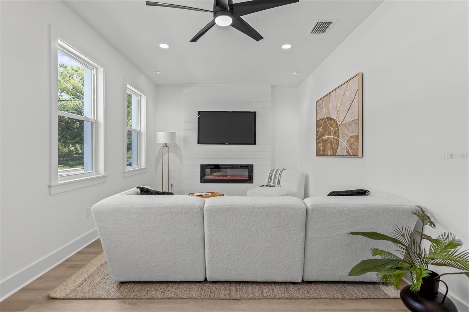 Image 4 of 43 For 925 Chelsea Street
