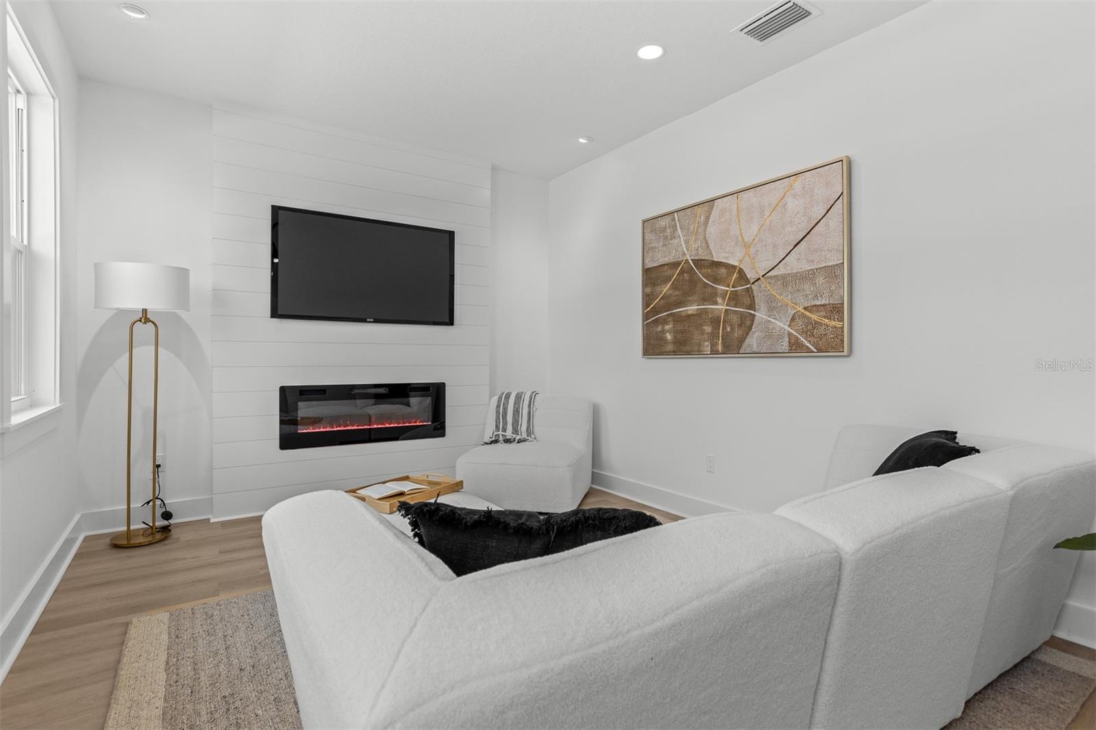 Image 5 of 43 For 925 Chelsea Street