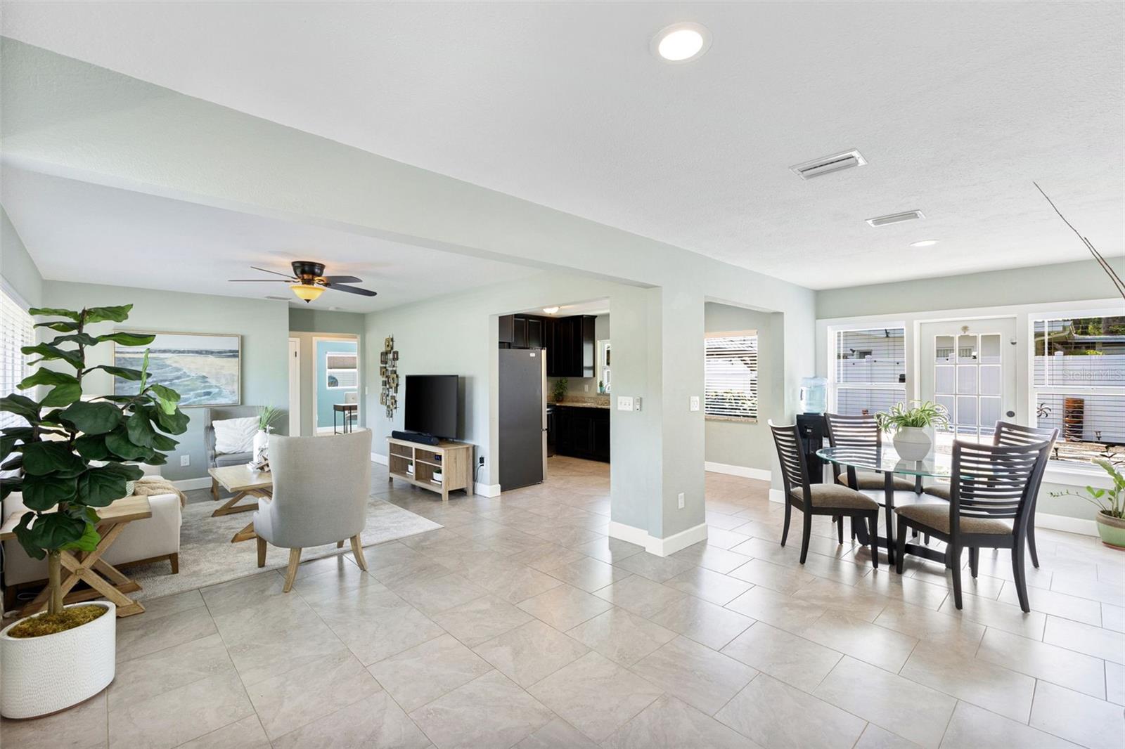 Image 12 of 57 For 895 Joan Street