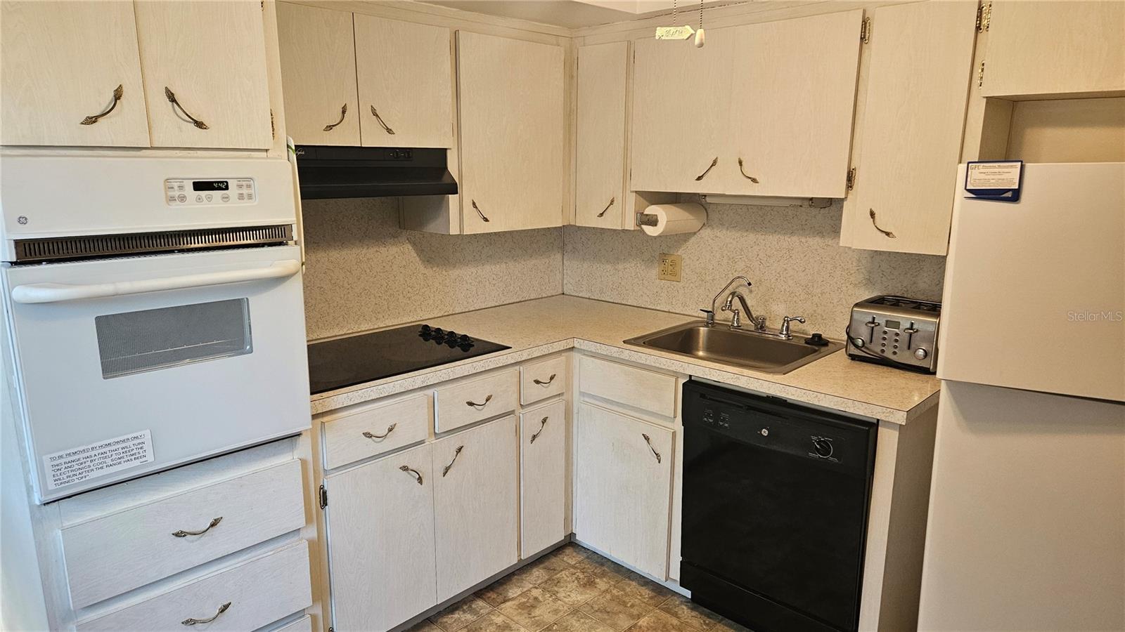 Image 11 of 22 For 2457 Ecuadorian Way 85