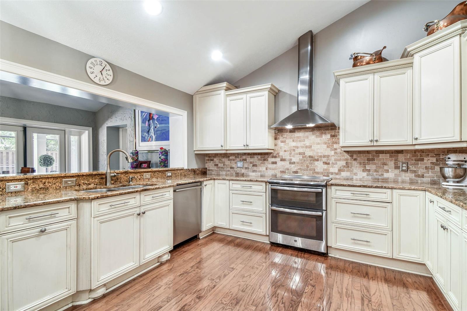 Listing photo id 10 for 3304 Latania Drive