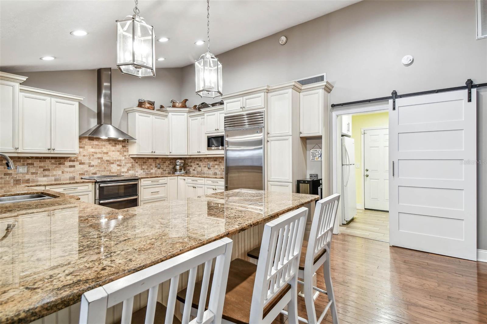 Listing photo id 11 for 3304 Latania Drive
