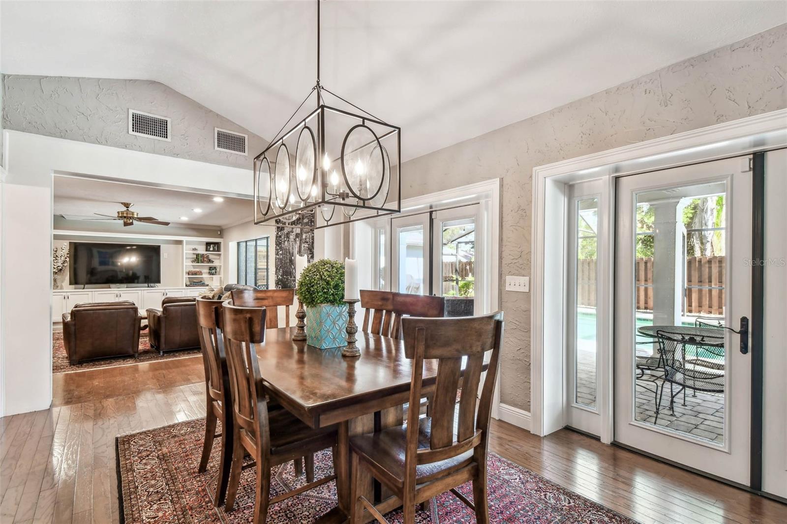 Listing photo id 13 for 3304 Latania Drive