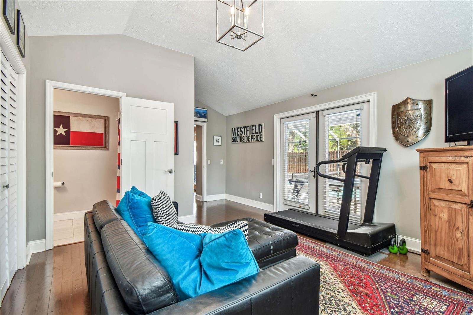 Listing photo id 15 for 3304 Latania Drive