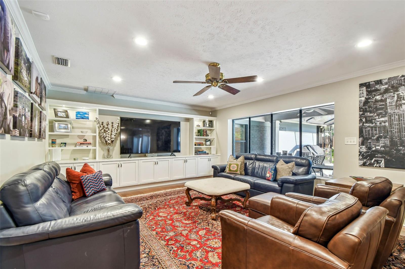 Listing photo id 17 for 3304 Latania Drive