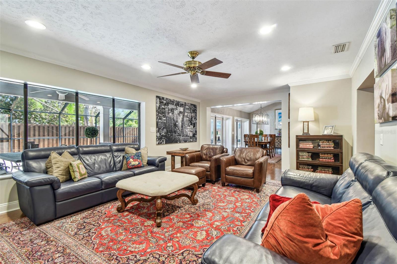 Listing photo id 18 for 3304 Latania Drive