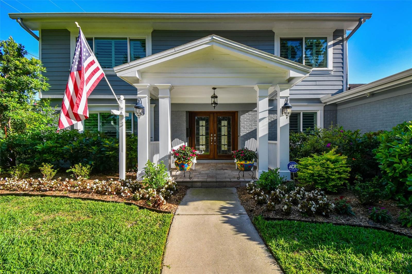 Listing photo id 2 for 3304 Latania Drive