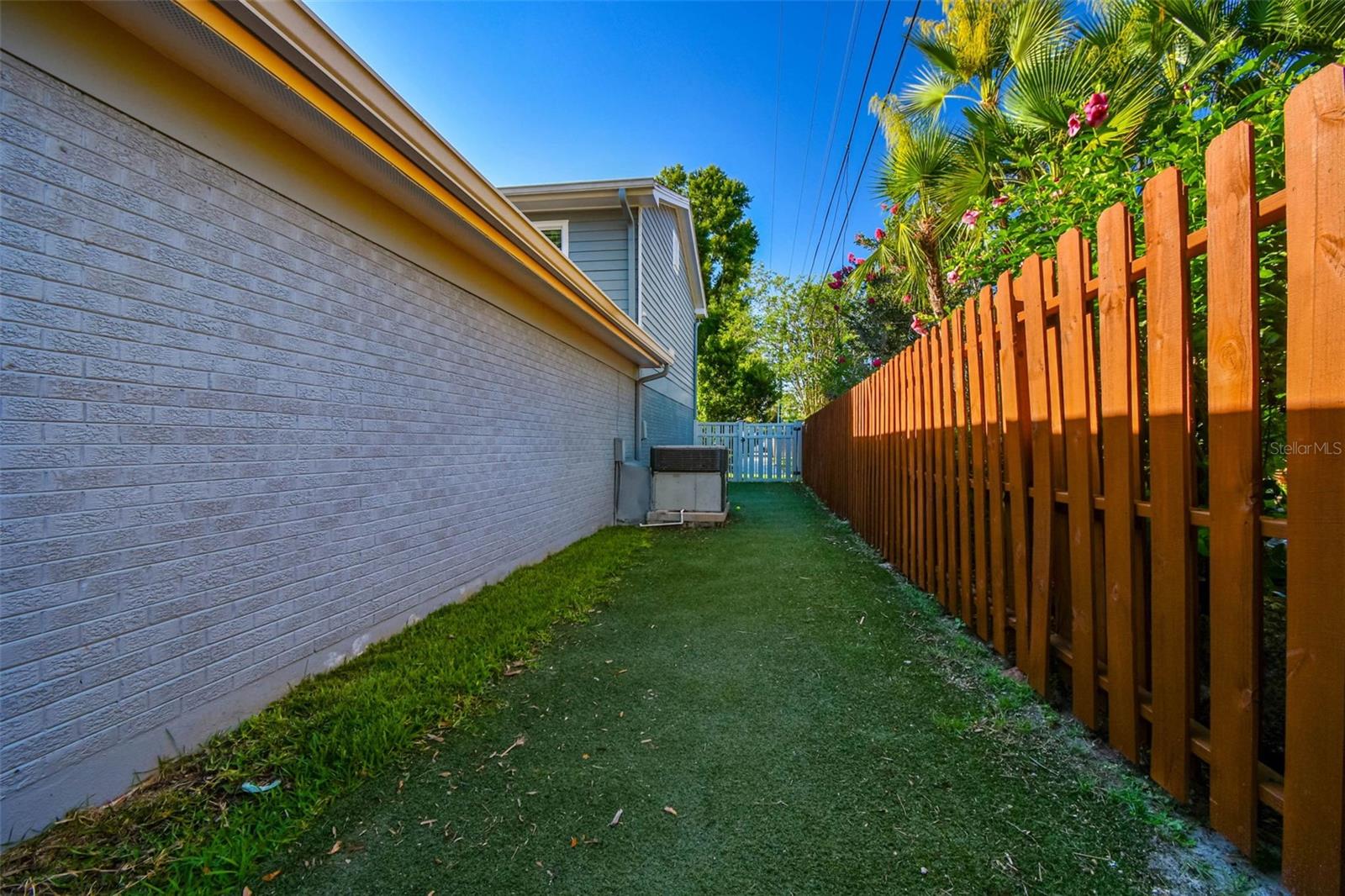 Listing photo id 46 for 3304 Latania Drive