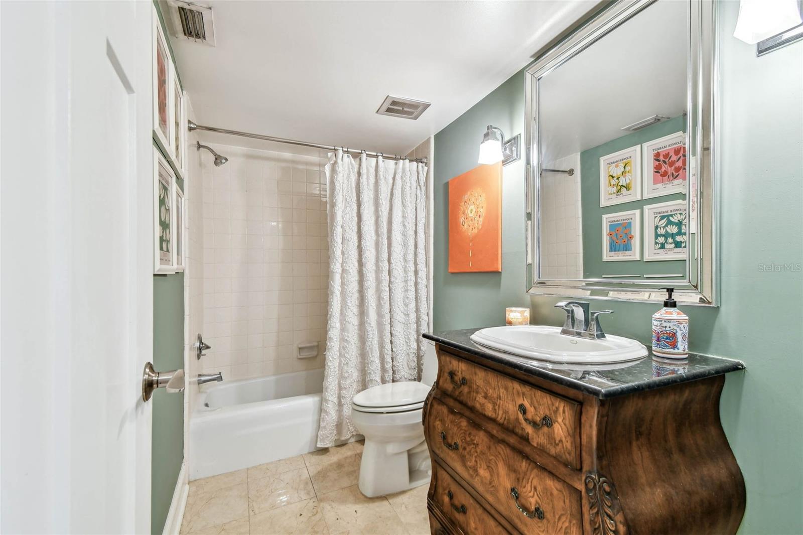 Listing photo id 7 for 3304 Latania Drive