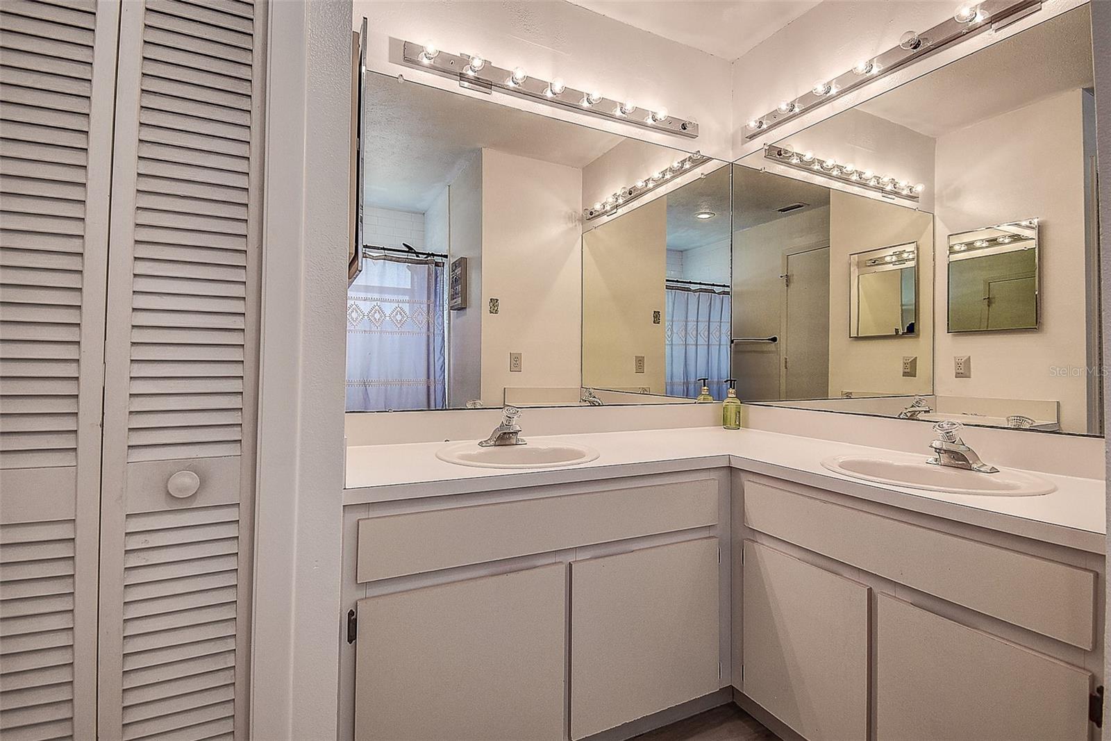 Image 19 of 41 For 8913 Welsh Way