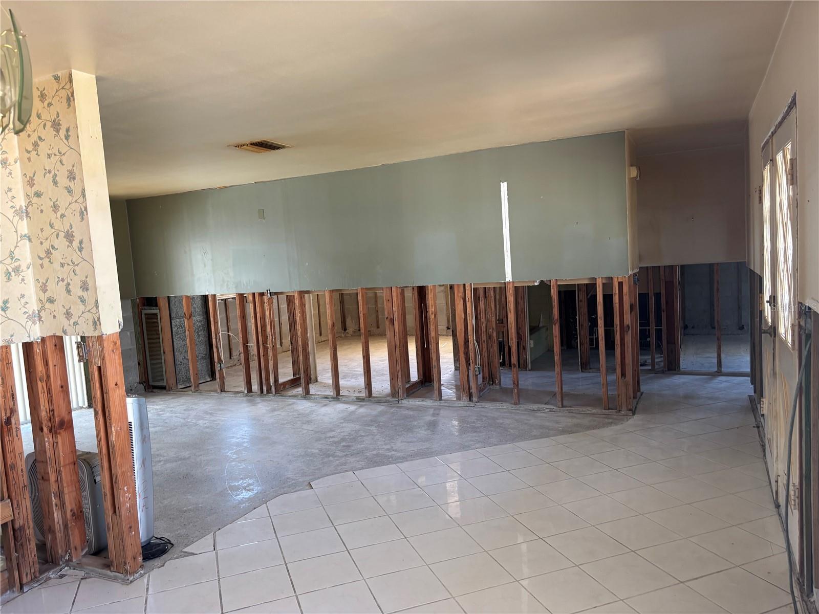 Image 7 of 18 For 8422 Boxwood Drive