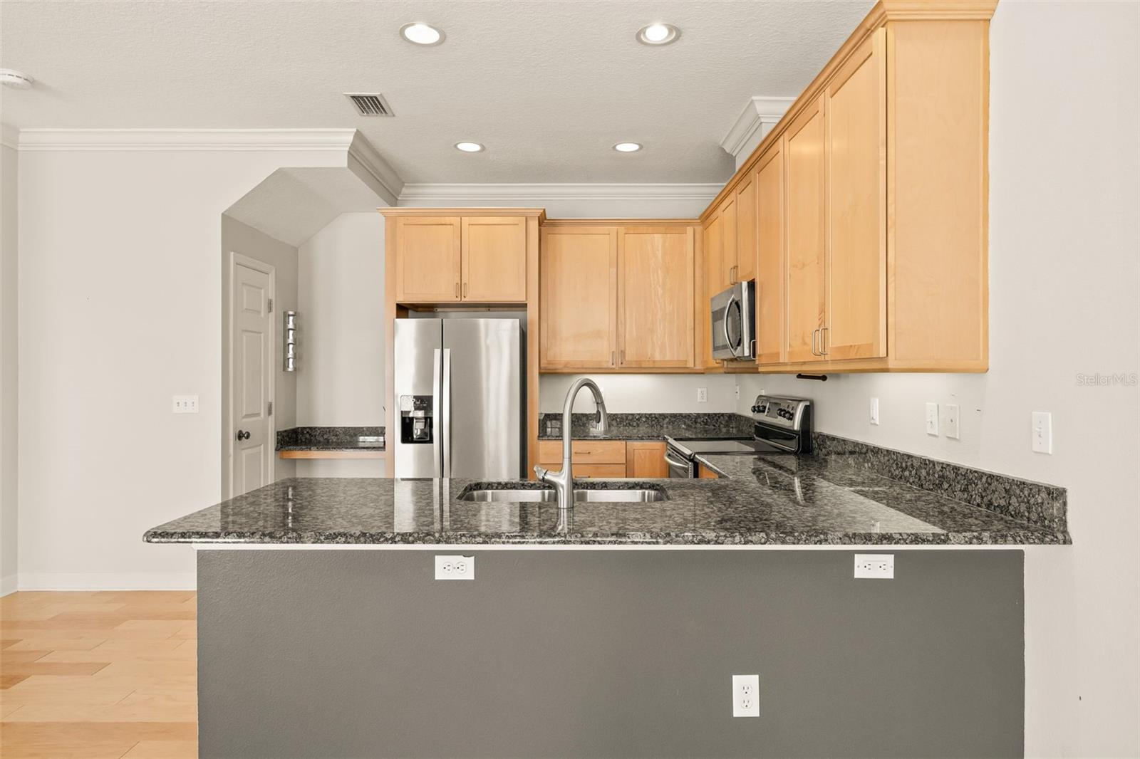 Image 19 of 56 For 113 Melville Avenue 3