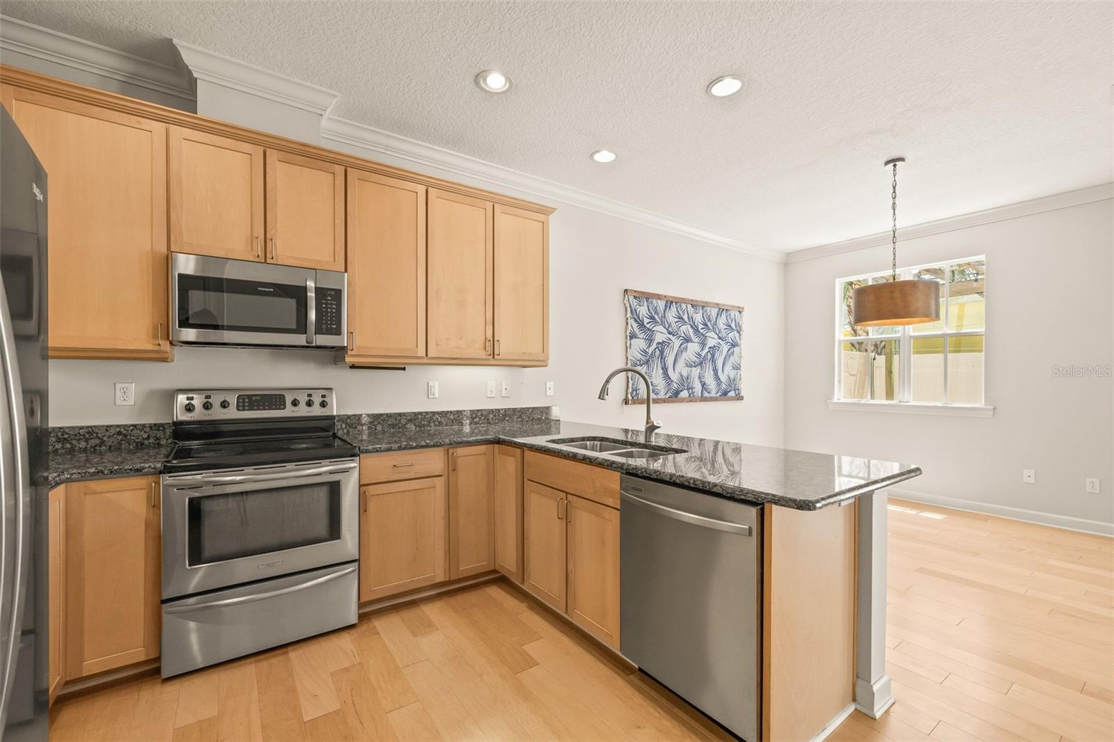 Image 23 of 56 For 113 Melville Avenue 3