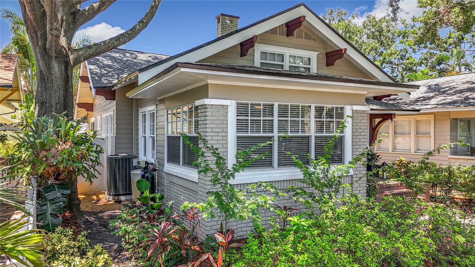 Image 2 of 60 For 231 15th Avenue Ne