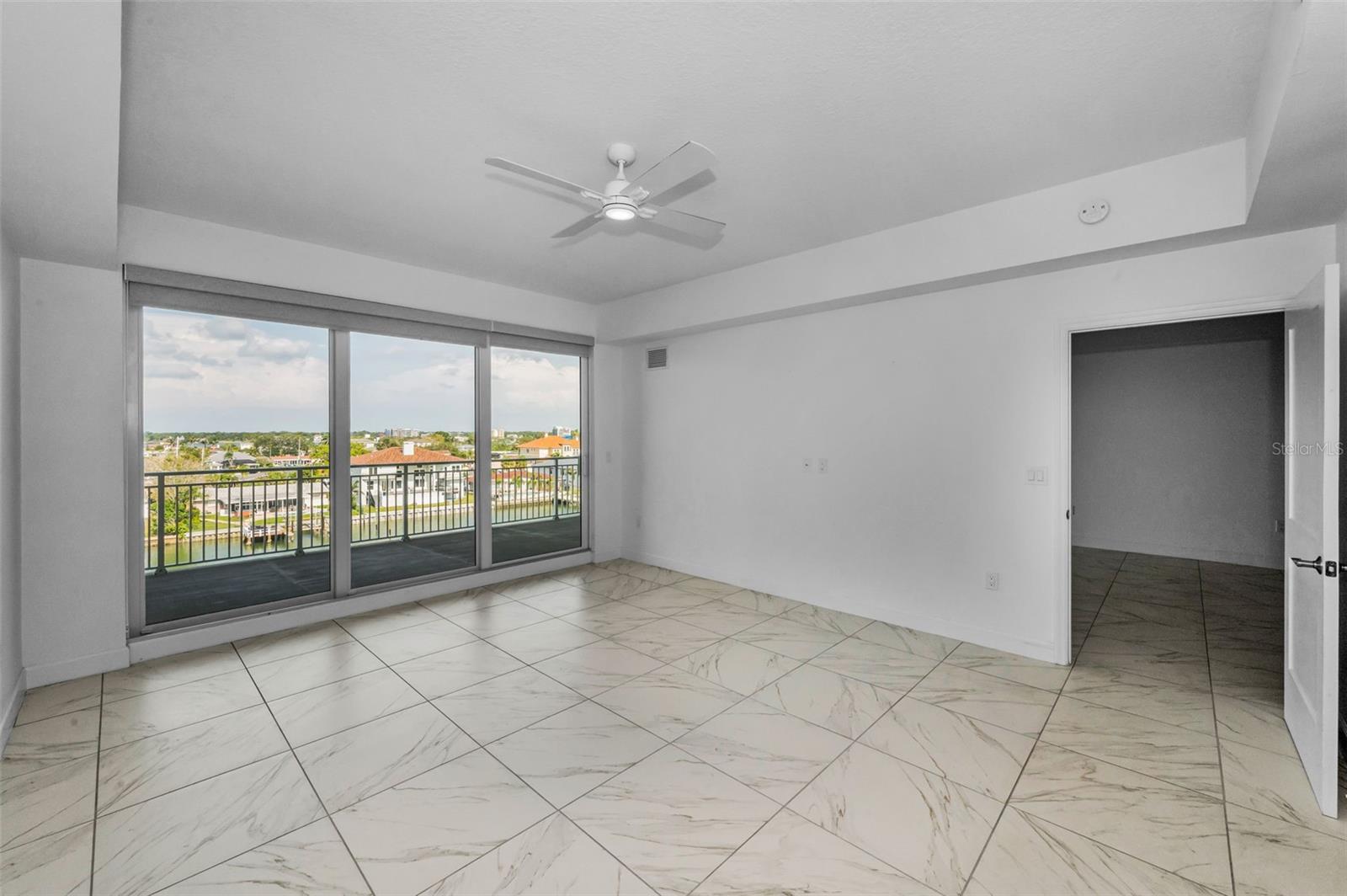 Image 41 of 69 For 125 Island Way 502