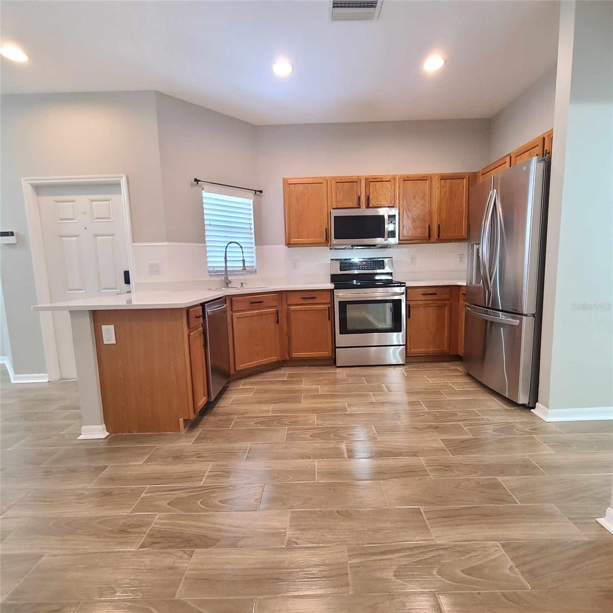 Listing photo id 2 for 6733 Lake Rochester Lane