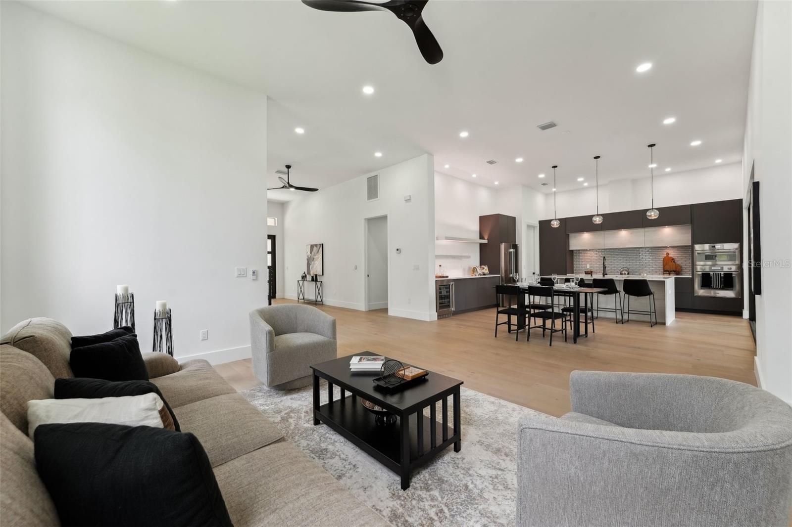 Listing photo id 12 for 3817 San Nicholas Street