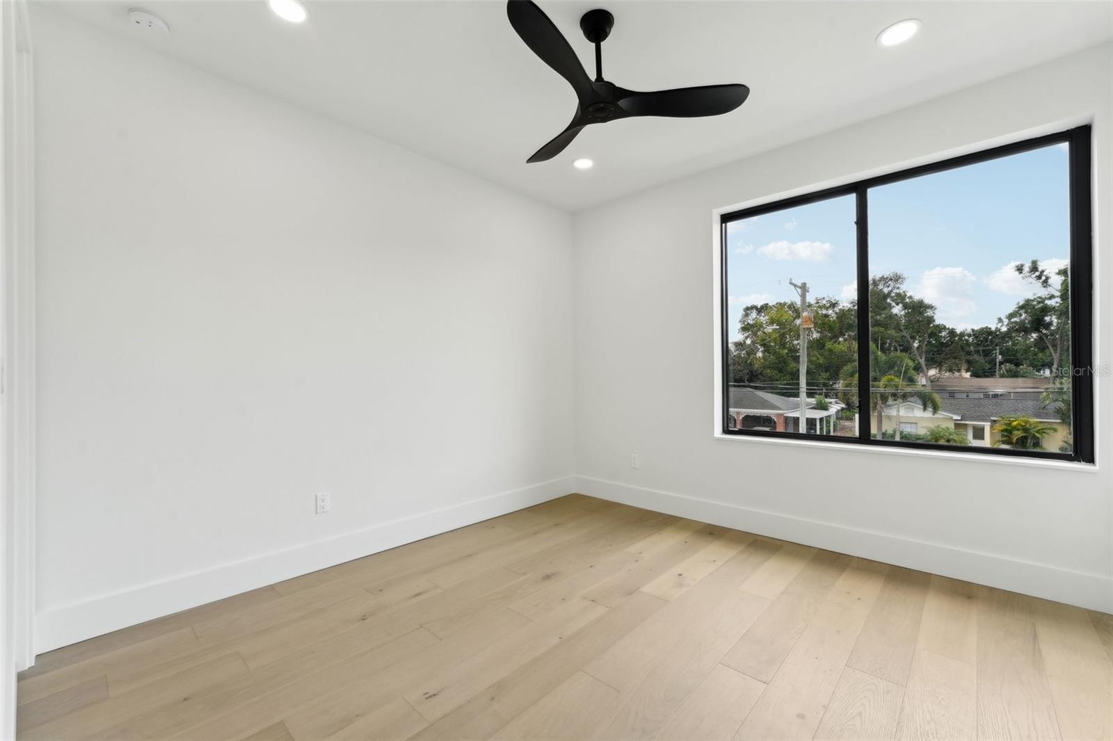 Listing photo id 36 for 3817 San Nicholas Street
