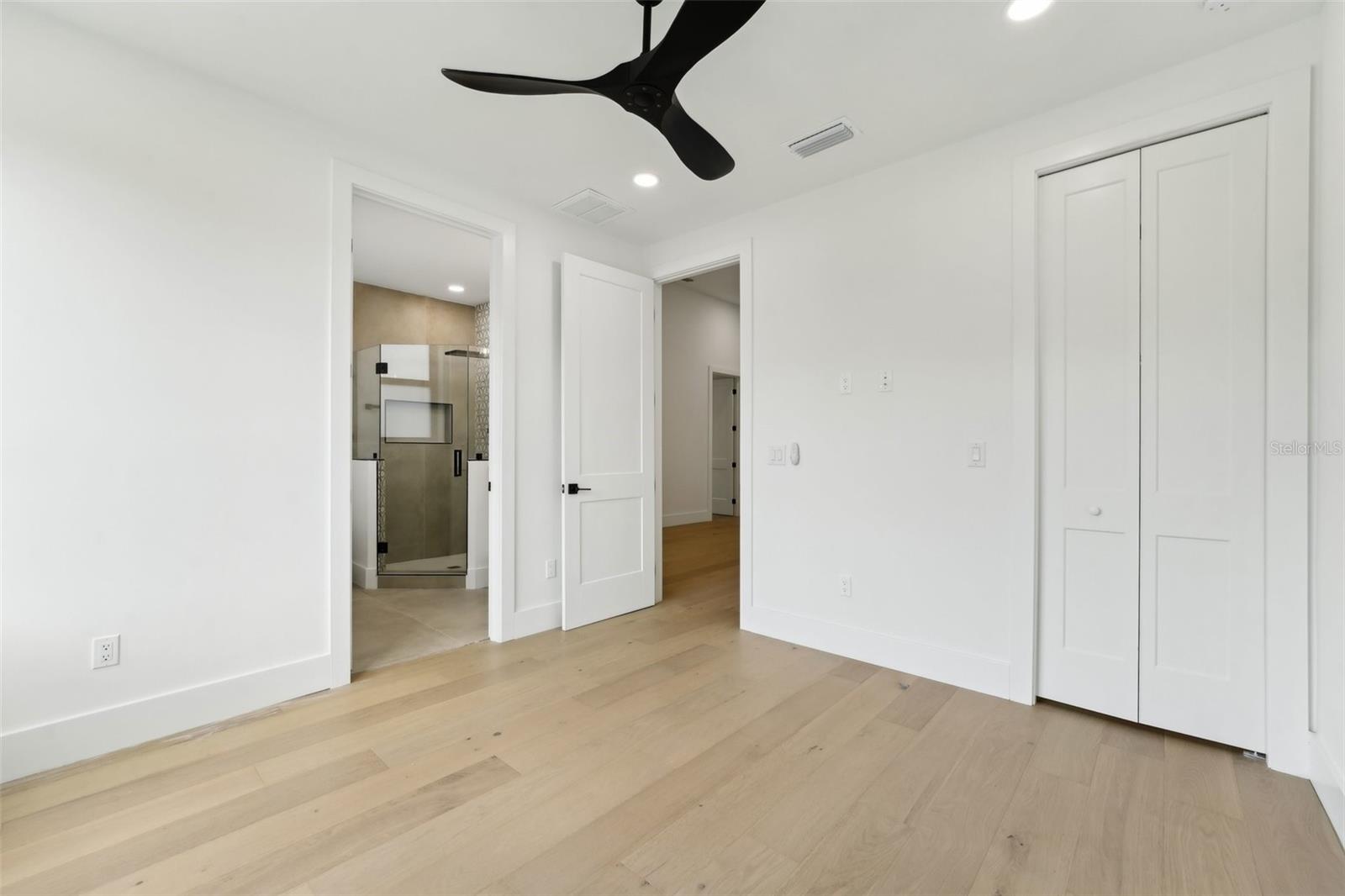 Listing photo id 38 for 3817 San Nicholas Street