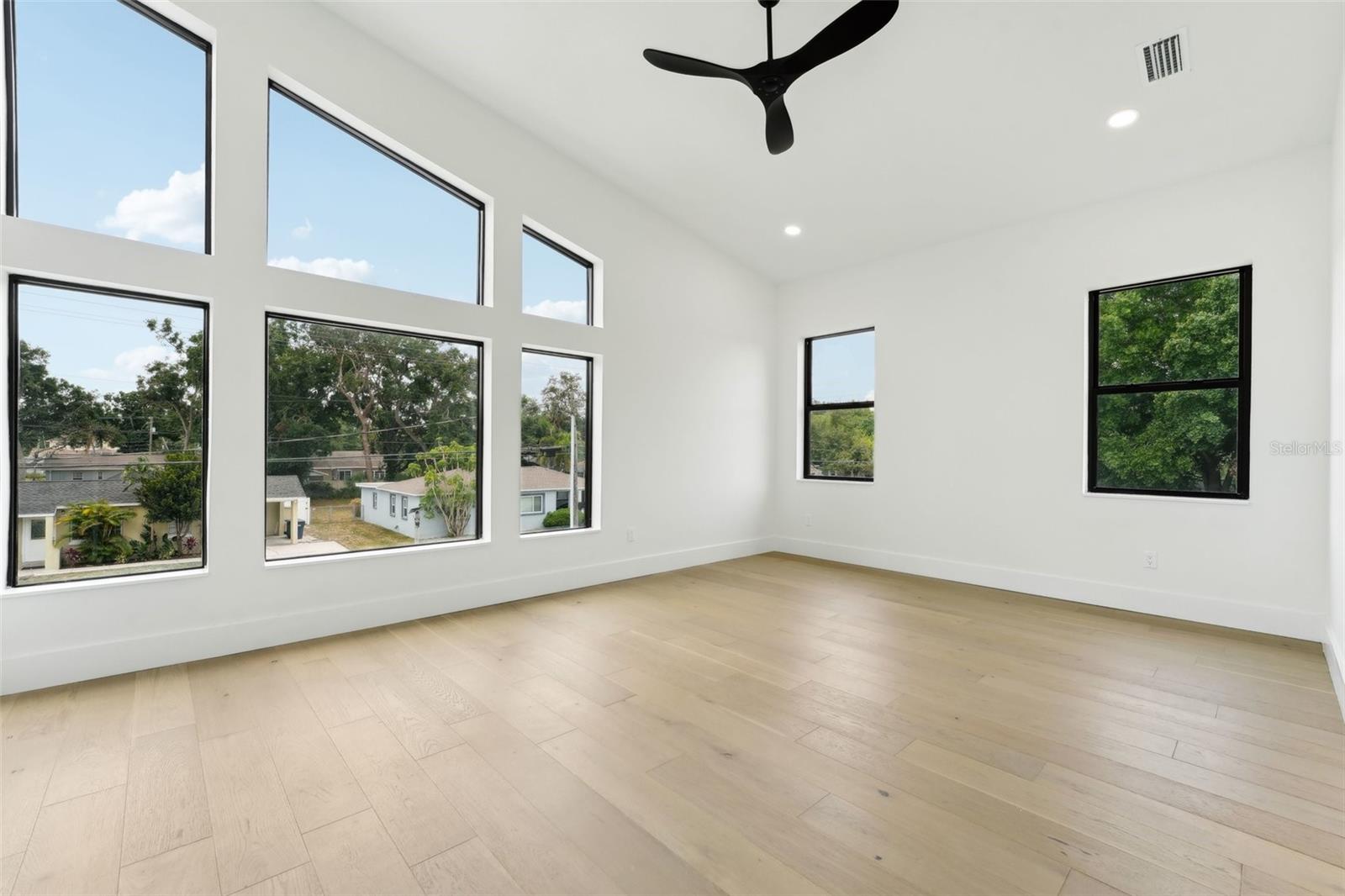 Listing photo id 42 for 3817 San Nicholas Street
