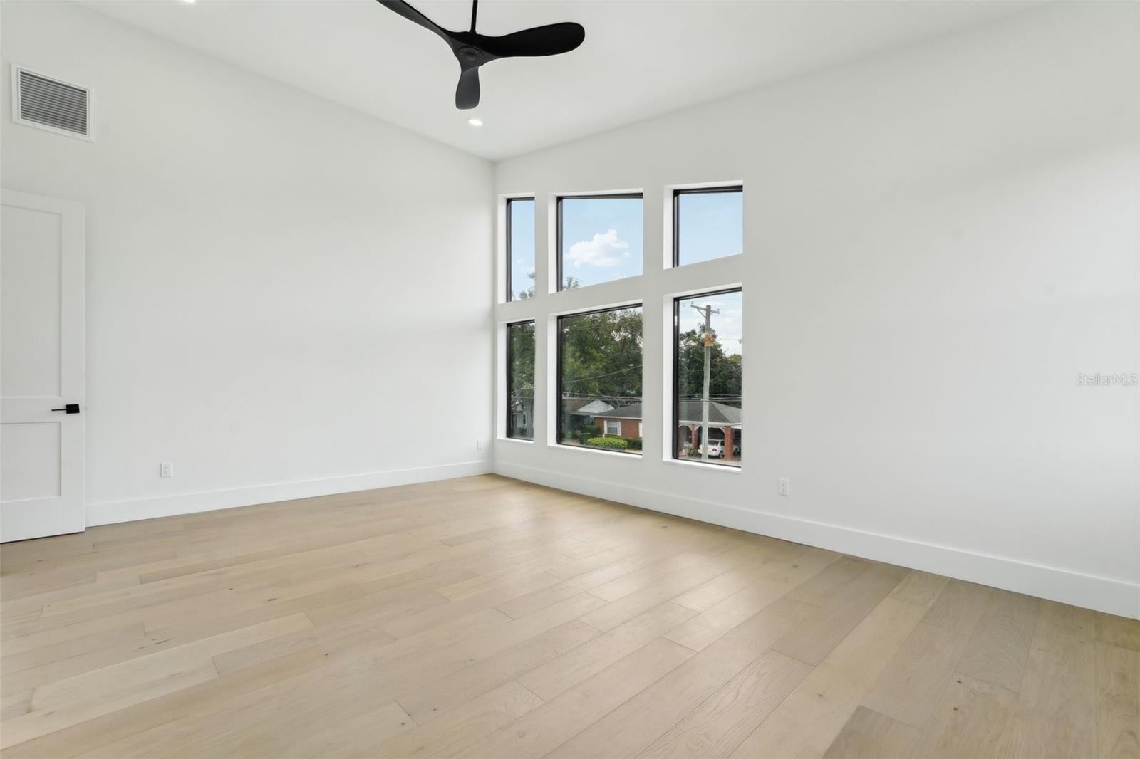 Listing photo id 43 for 3817 San Nicholas Street