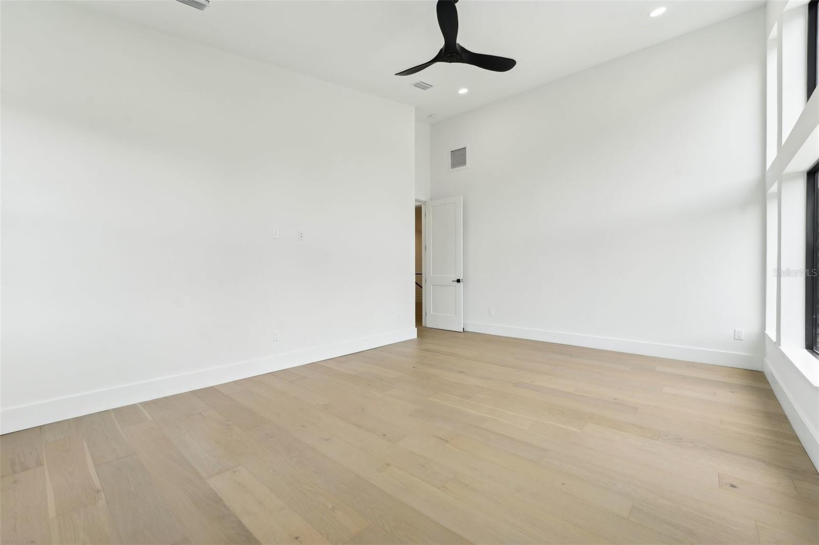 Listing photo id 44 for 3817 San Nicholas Street