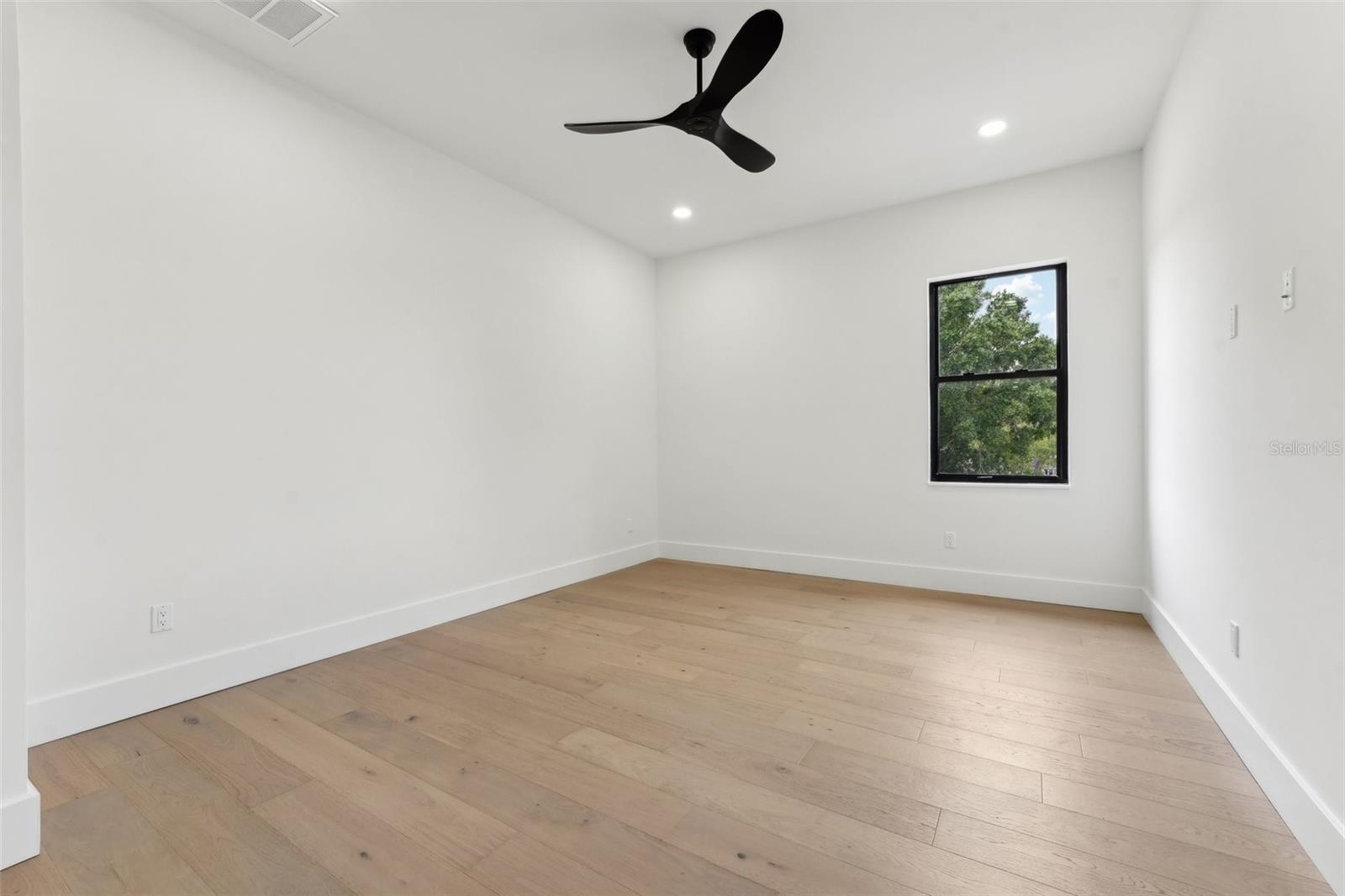 Listing photo id 45 for 3817 San Nicholas Street