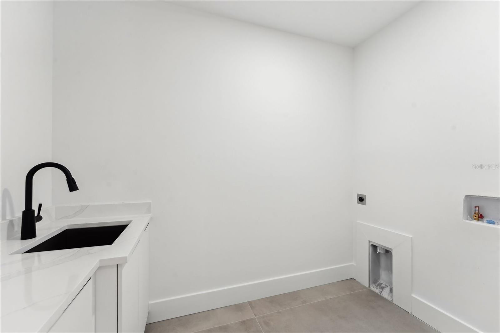 Listing photo id 48 for 3817 San Nicholas Street