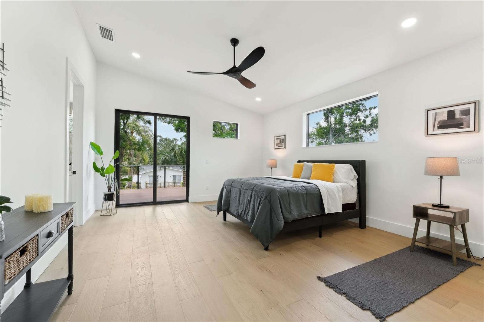 Listing photo id 52 for 3817 San Nicholas Street