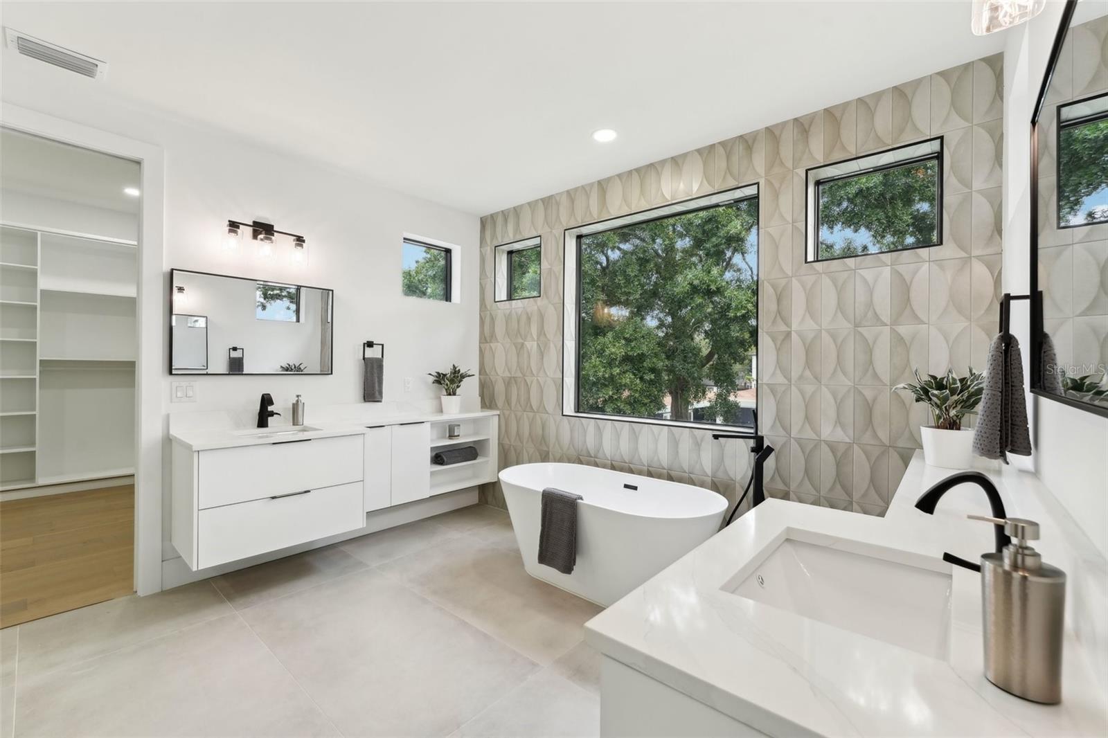 Listing photo id 57 for 3817 San Nicholas Street