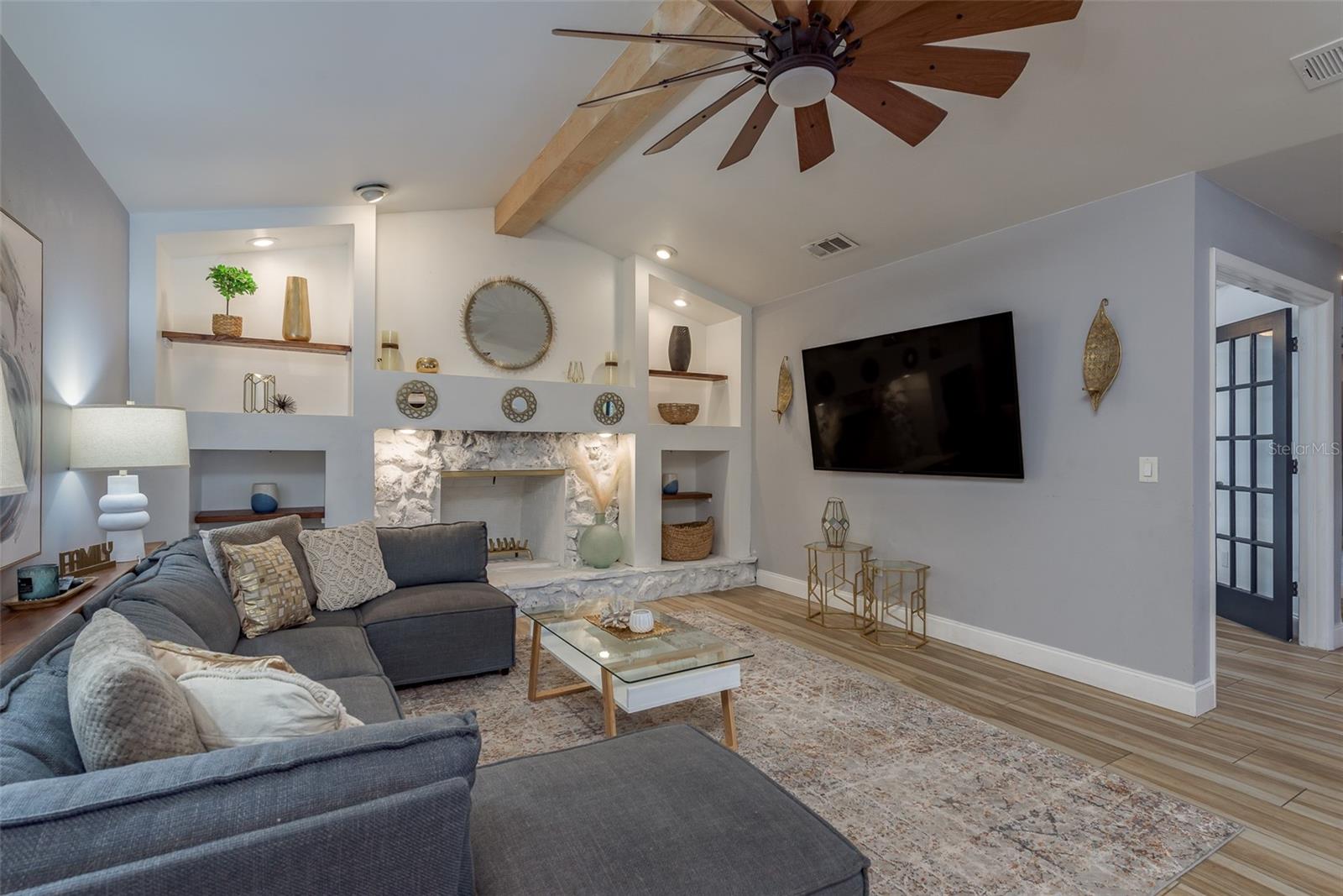 Listing photo id 10 for 5811 Dory Way