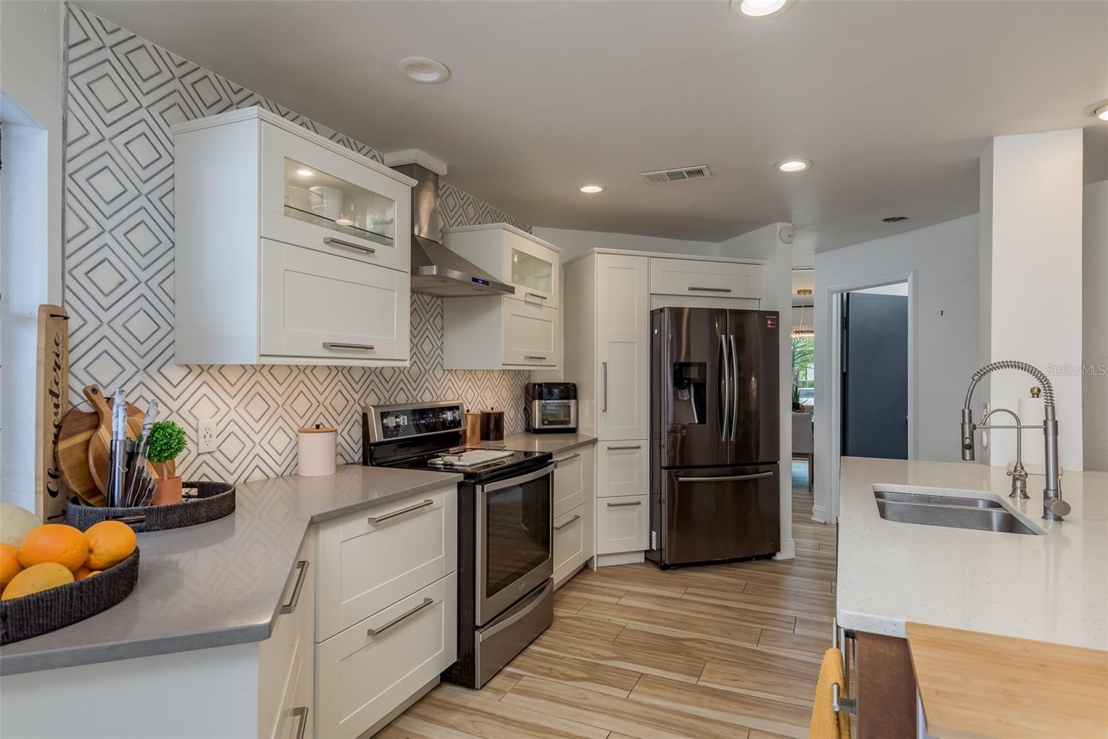 Listing photo id 16 for 5811 Dory Way