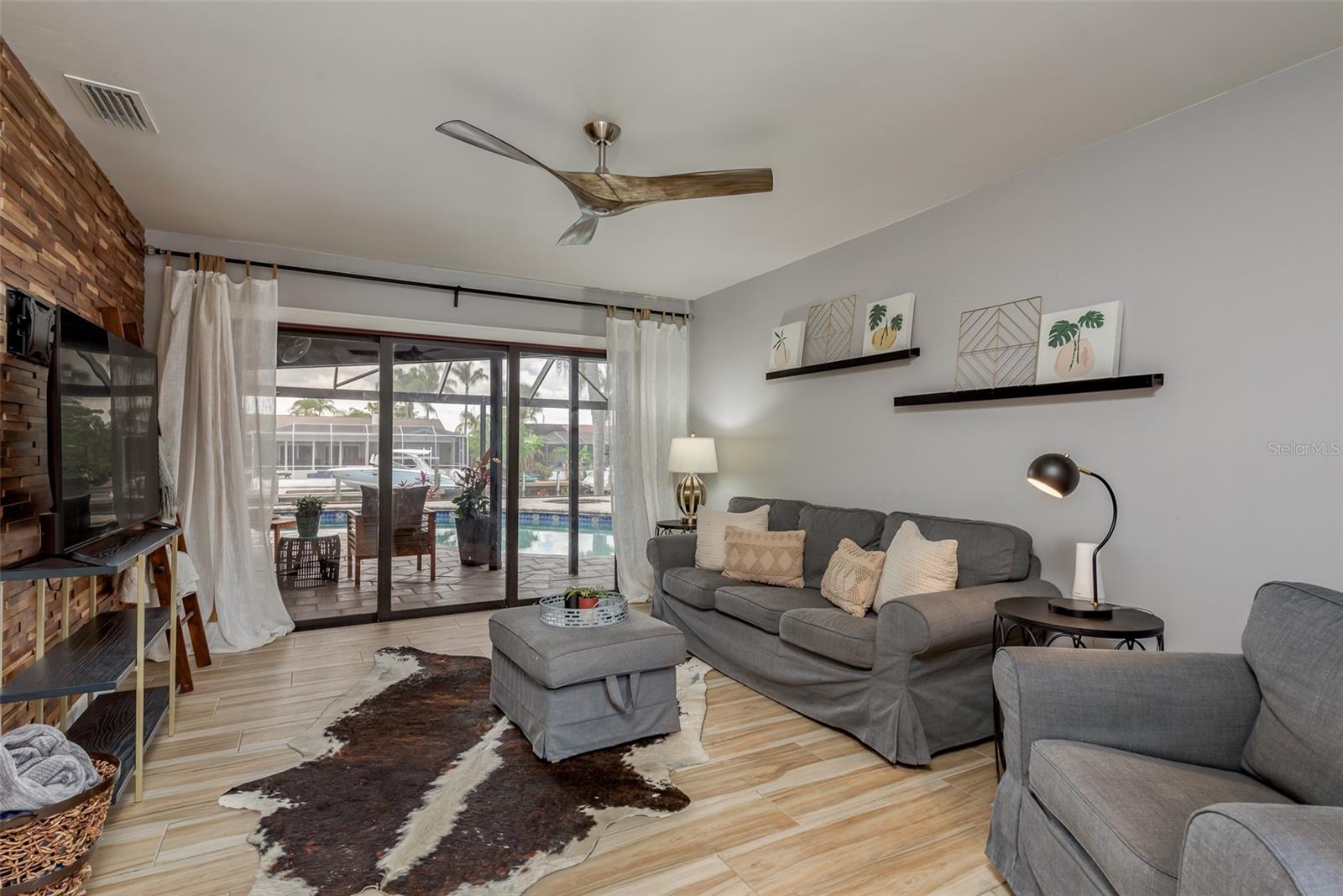Listing photo id 4 for 5811 Dory Way