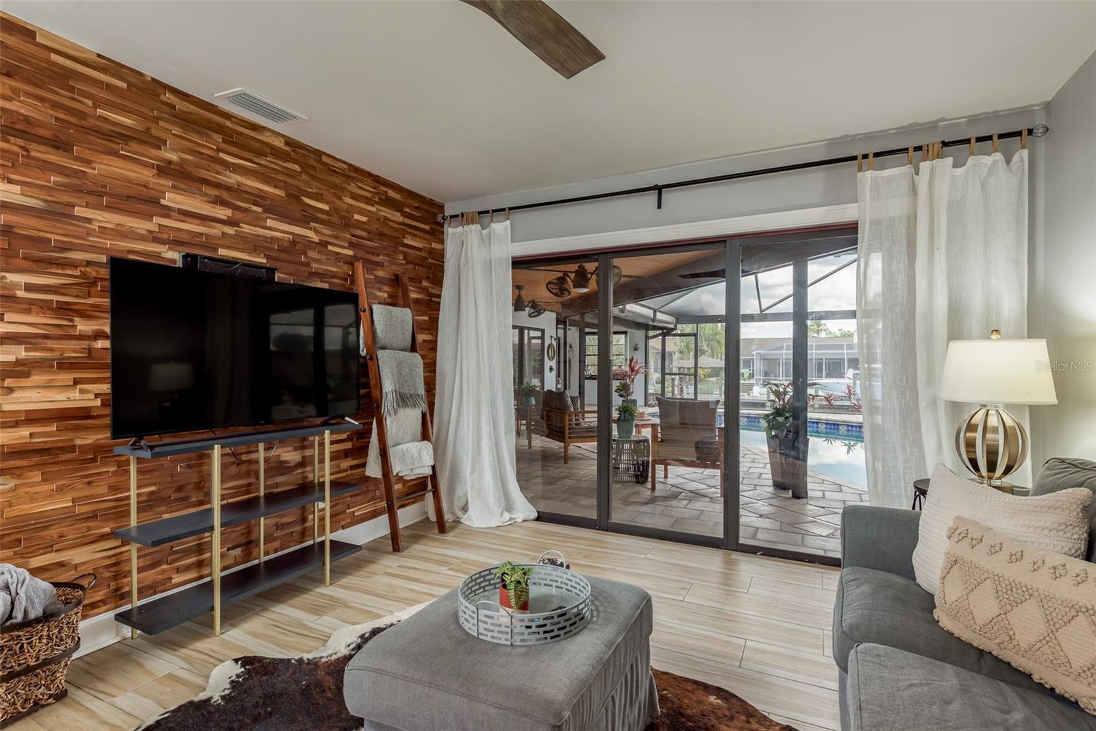 Listing photo id 5 for 5811 Dory Way